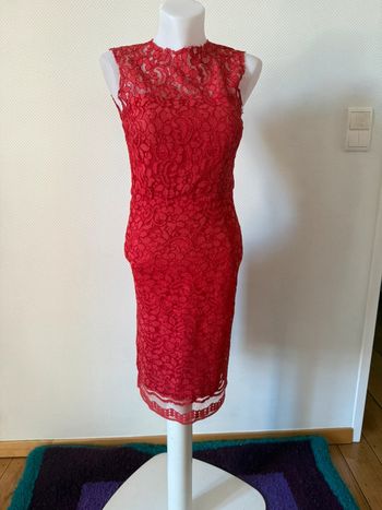 Robe rouge en dentelle en bon état taille 36 tara jarmon