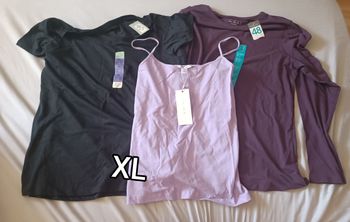 Lot de hauts taille XL neufs avec étiquettes
T shirt noir
Haut manches longues violet foncé 
Débardeur lila