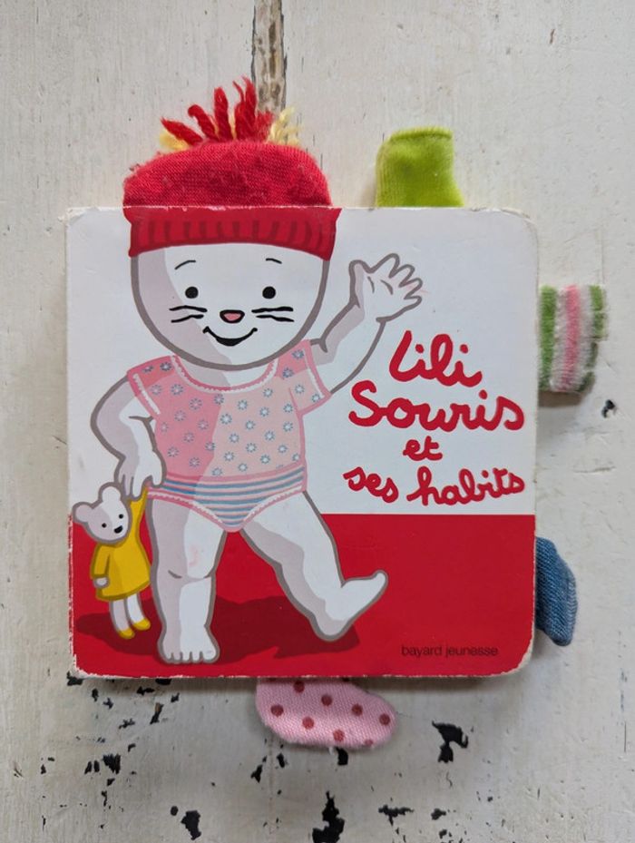 Lili souris et ses habits