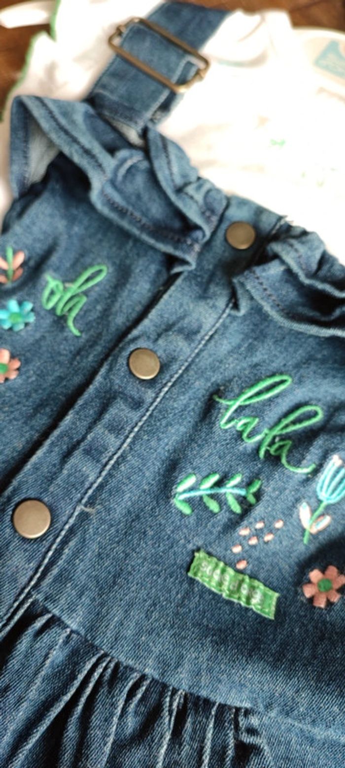 Jupe salopette jean avec t-shirt - photo numéro 3