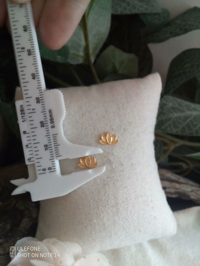 Petites boucles d'oreilles fleurs lotus dorées - photo numéro 2