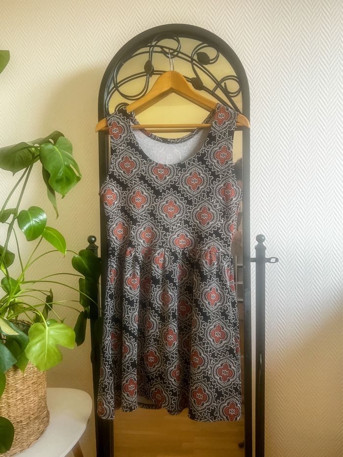 Robe évasée sans manches motif géométrique noir rouge blanc – taille M - photo numéro 2