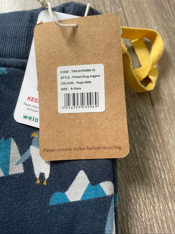 Pantalon Printed Snug Joggers modèle Penguin Walks de la marque Frugi taille 9/10 ans Neuf Neuf étiqueté - photo numéro 2
