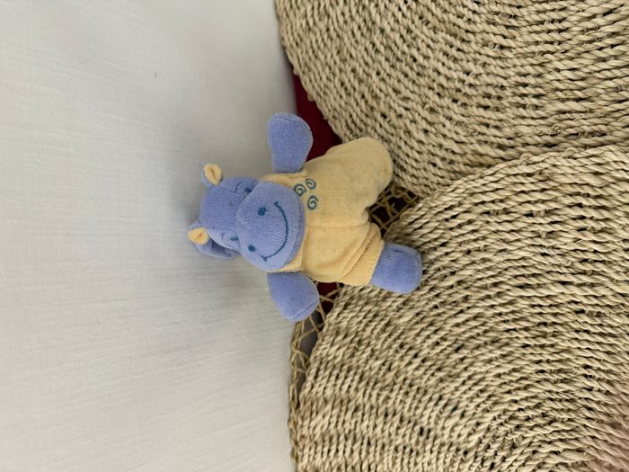 Doudou peluche hippopotame jaune bleu Jollybaby, avec grelot - photo numéro 2