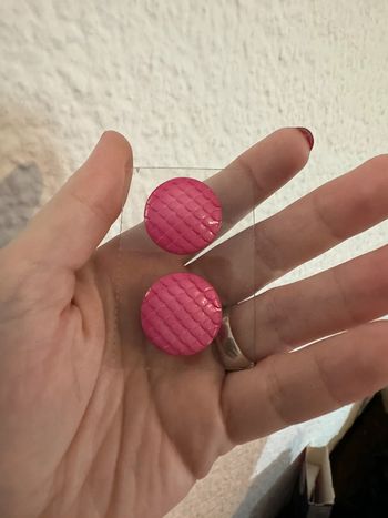 Boucle d’oreille rose martele plastique vintage