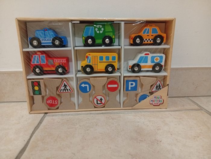 Ensemble de véhicules et de panneaux en bois