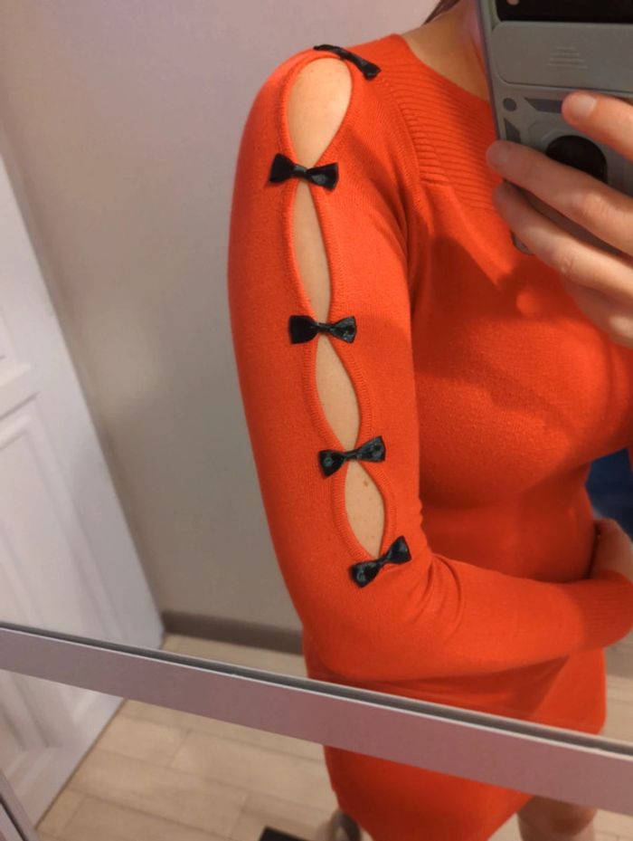 Robe rouge avec détails noeuds noires - photo numéro 3