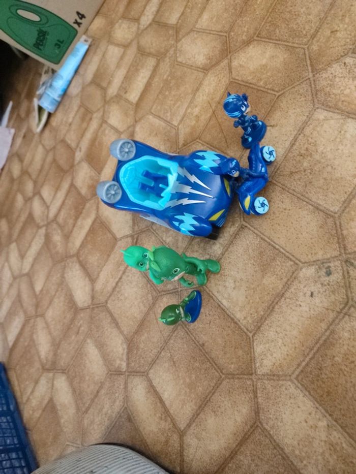 Lot figurines et véhicules pyjamasques