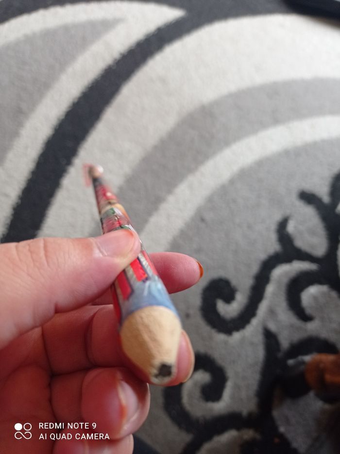 Crayon de papier géant. - photo numéro 2