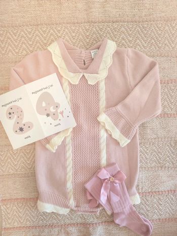 Barboteuse en laine rose avec chaussettes hautes 2 ans