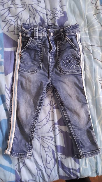 Jeans bleu à bandes blanches