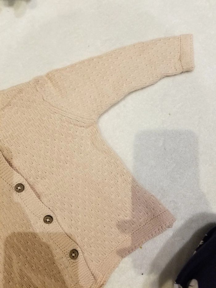 Lot de 2 gilets en maille Kiabi - jumixtes taille 3 mois - photo numéro 10