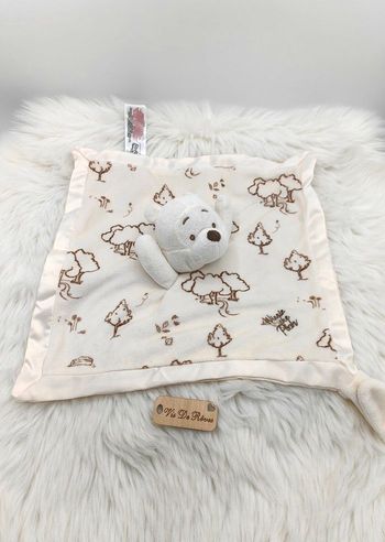 Doudou plat carré Beige écru marron Winnie l'ourson motifs arbres Disney Primark