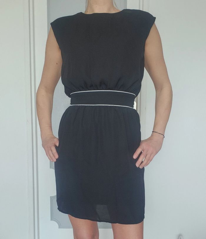 Robe noire décolleté dans le dos Taille 36