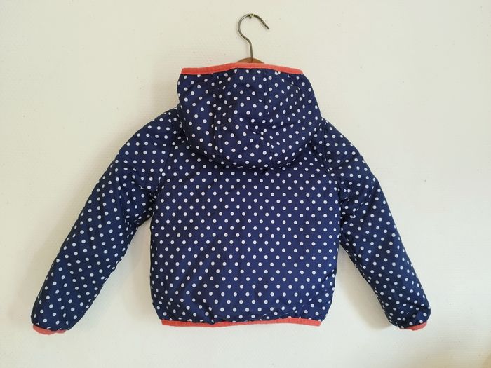 Blouson type coupe vent Okaïdi réversible bleu marine a pois/corail uni Taille 4 ans - photo numéro 4