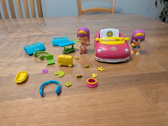 Voiture PinyPon avec personnages et accessoires - photo numéro 2