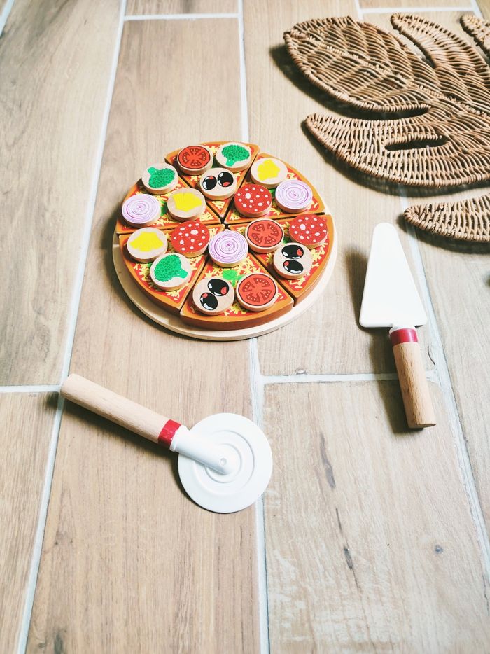 🍕Dinette pizza avec rondelles aliments à scratch en bois sur plateau et accessoires - photo numéro 3