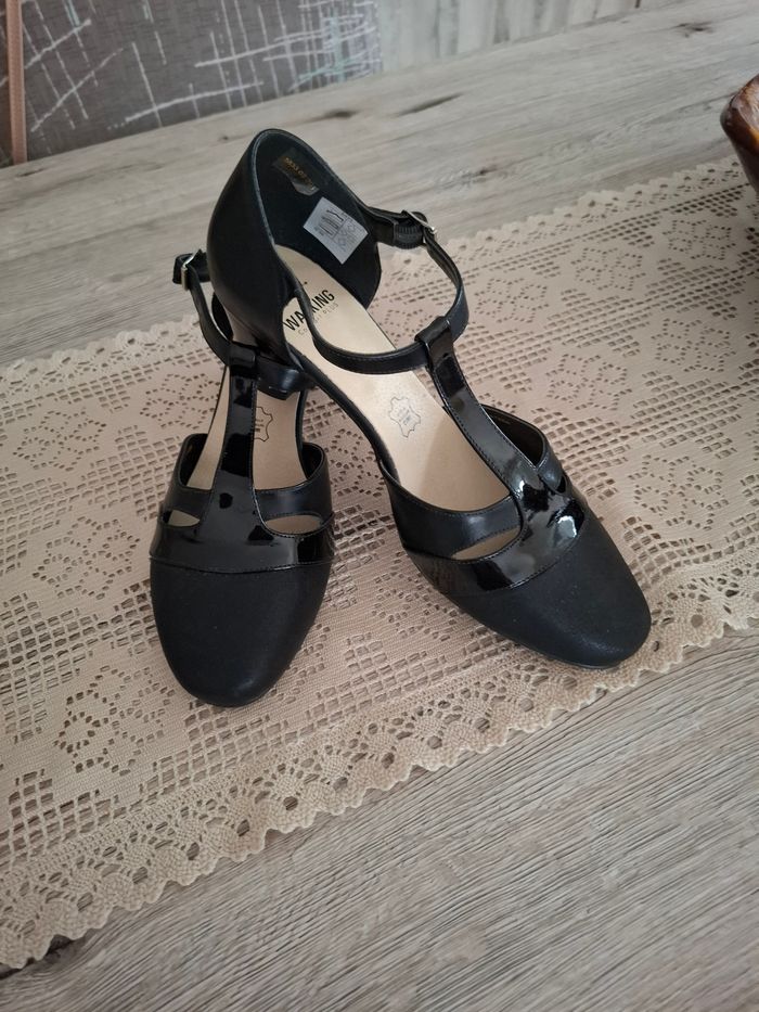Chaussures Salomé en cuir neuves - photo numéro 2