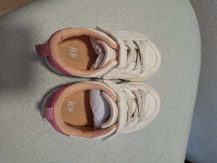 Jolies baskets fille H&M 24 lacets élastiques + scratch blanche/rose très bon état - photo numéro 3