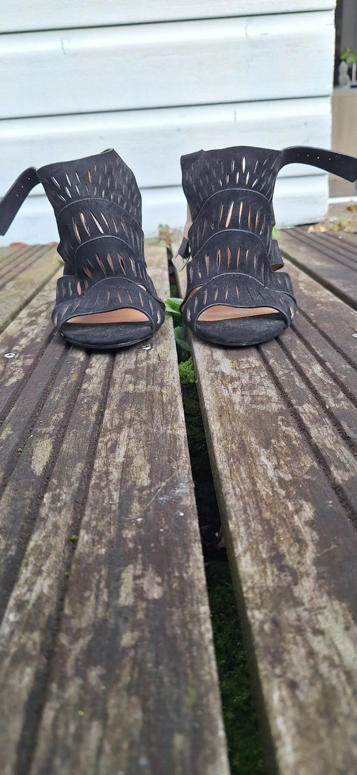 Talons noirs - photo numéro 2