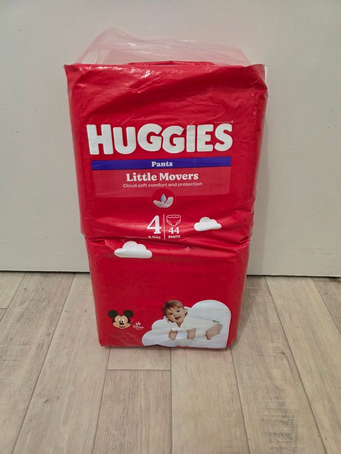 Couches  pants huggies taille 4