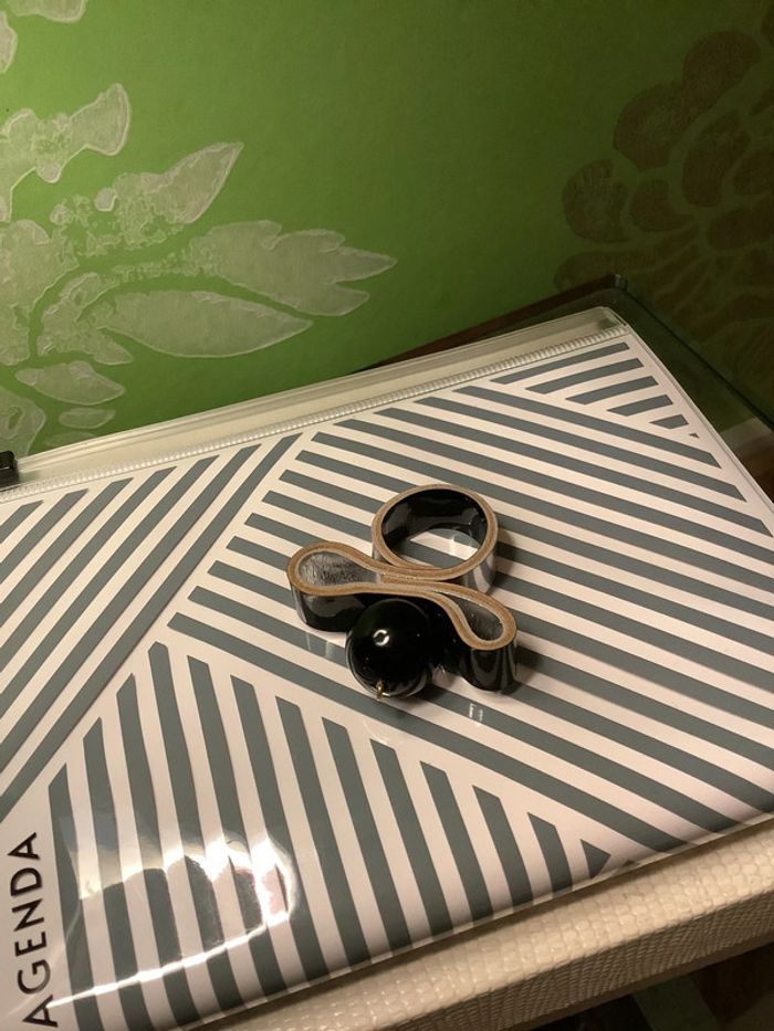 Bague de créateur en cuir et perle de verre