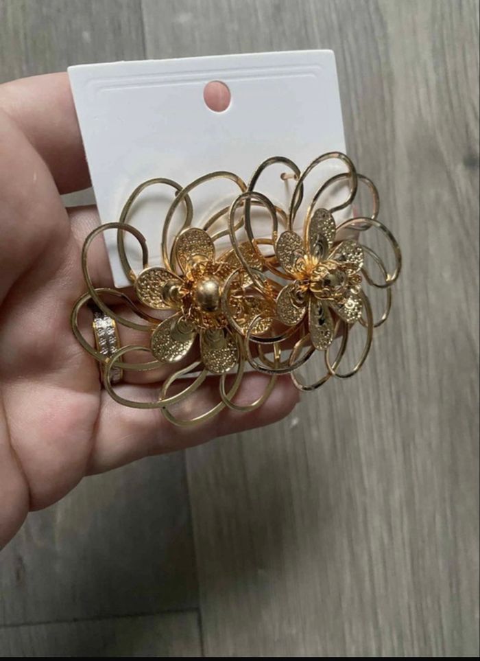 Boucles d’oreilles NEUVES avec étiquette pour femme forme de fleurs 🌼 couleur doré - photo numéro 5