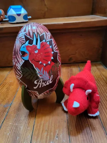 Dinosaure dans son oeuf fusée Axel