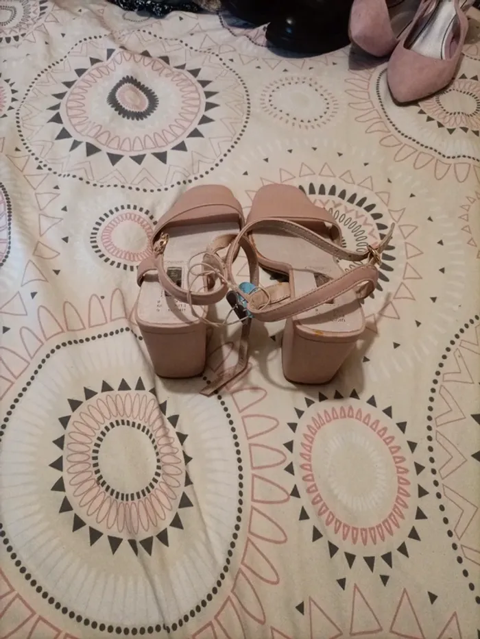 Superbes sandales neuves rose Primark 39 - photo numéro 3