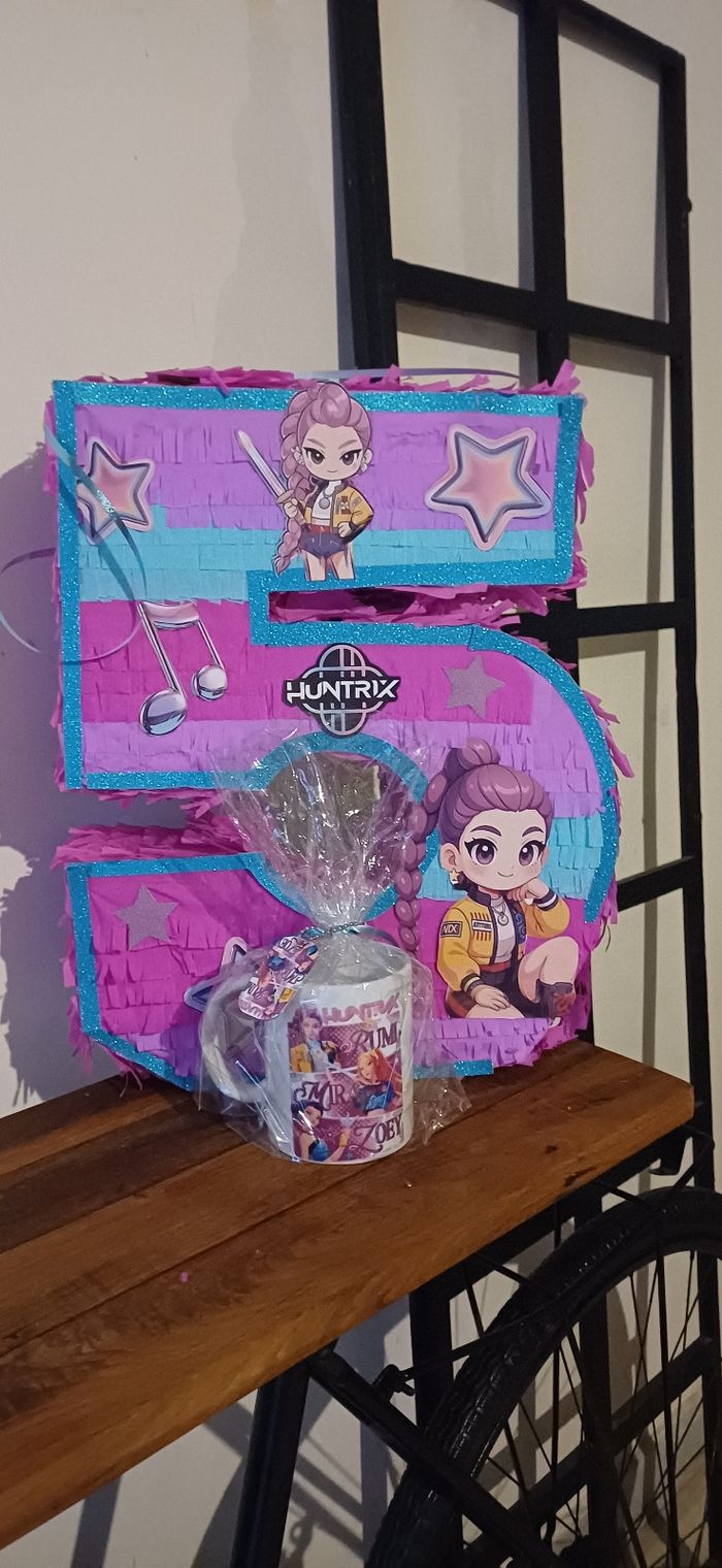 Pinatas mug anniversaire kpop 5ans