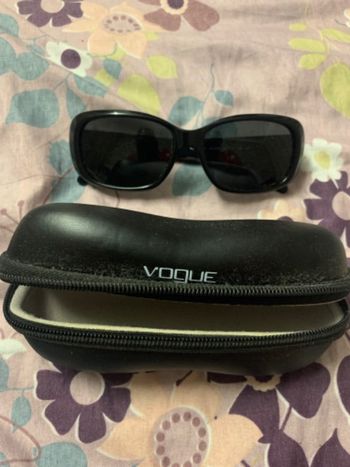 Lunette soleil très bon état  VOGUE