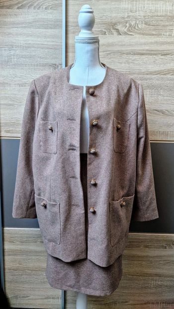 Tailleur jupe + veste.