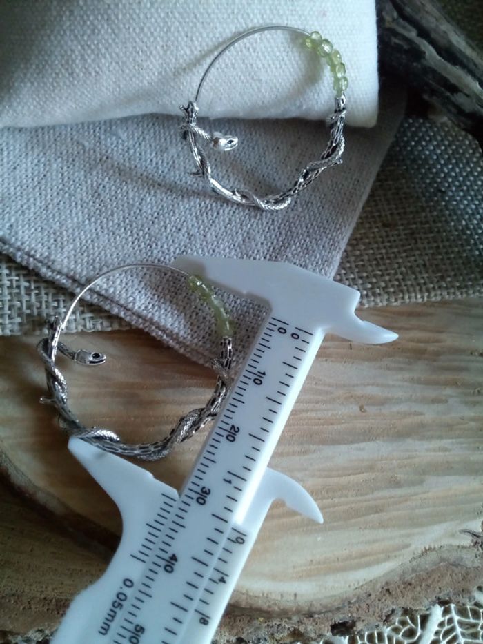 Boucles d'oreilles créoles serpents et pierres naturelles de péridot - photo numéro 2