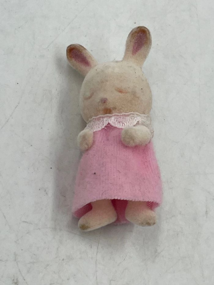 Figurine Sylvanian Families bébé lapin 6 cm Epoch d’enfance