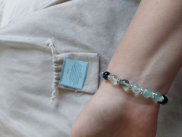 Bracelet en Fluorite naturelle avec breloques argentées - carte des propriétés -fait main - photo numéro 2