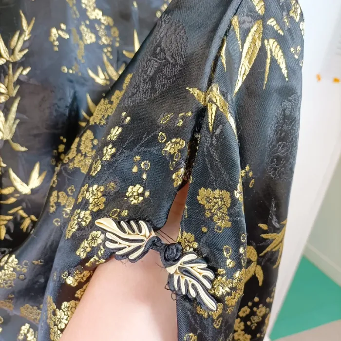 Robe chinoise noire dorée satinée col mao broderies florales taille M fendue A1349 - photo numéro 9