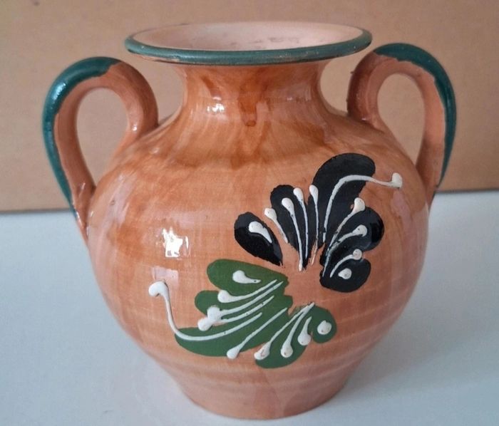 Petit vase en tetre cuite au décor peint