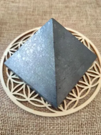 Pyramide de shungite pierre naturelle