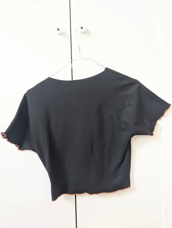 Crop top noir manches courtes surpiqûres orange neuf taille S 36 - photo numéro 3