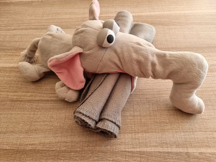 Doudou éléphant avec plaid