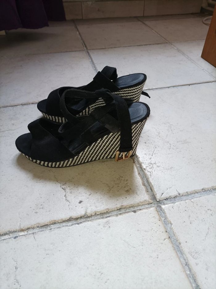 Sandales compensées femme noire - photo numéro 6
