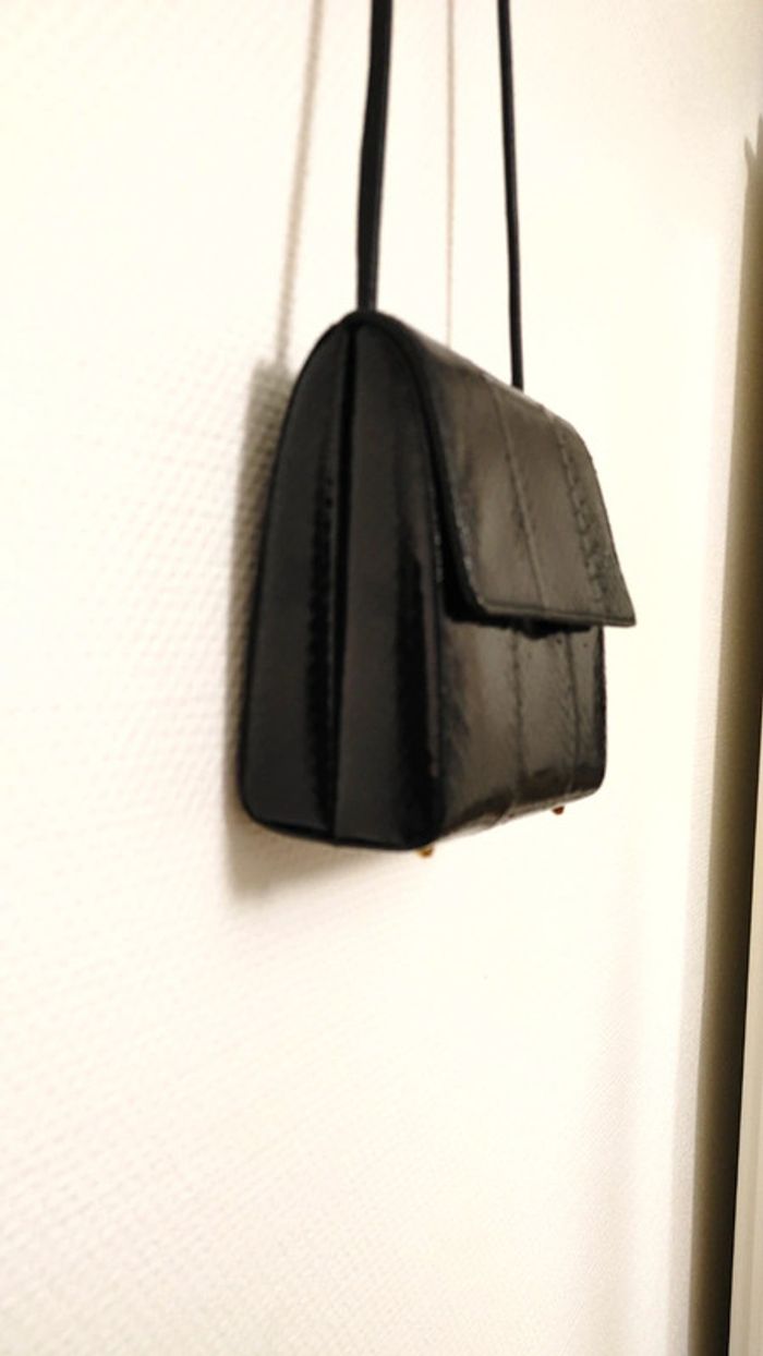 Magnifique sac vintage en cuir exotique noir longue bandoulière - photo numéro 5