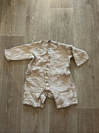 Combinaison beige en gaze de coton