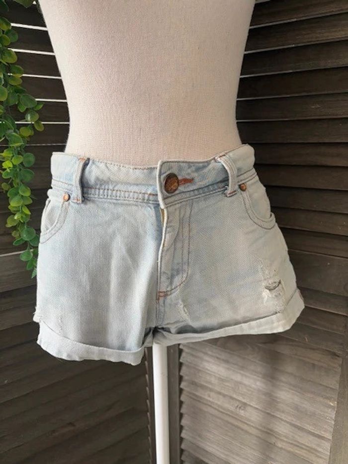 short Bershka bleu clair taille 42
