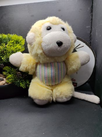 peluche singe sucre d'orge jaune blanc rayé rose vert bleu ancien vintage Noir 