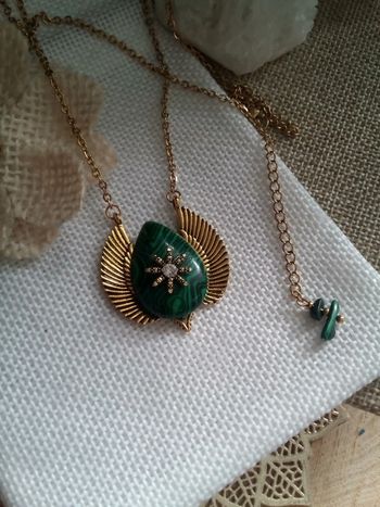 Collier scarabée ailé