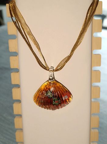 Joli collier en verre soufflé coquillage 🩷