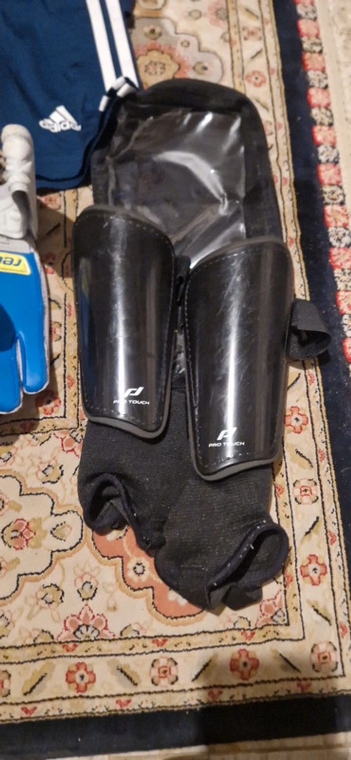 Lot football chaussures gants de garderies show tshirt - photo numéro 5