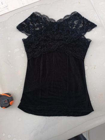 Top noir haut dentelle