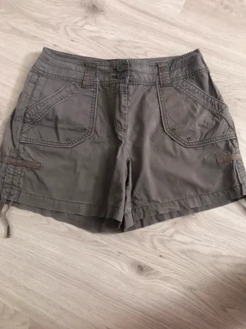 Short kaki